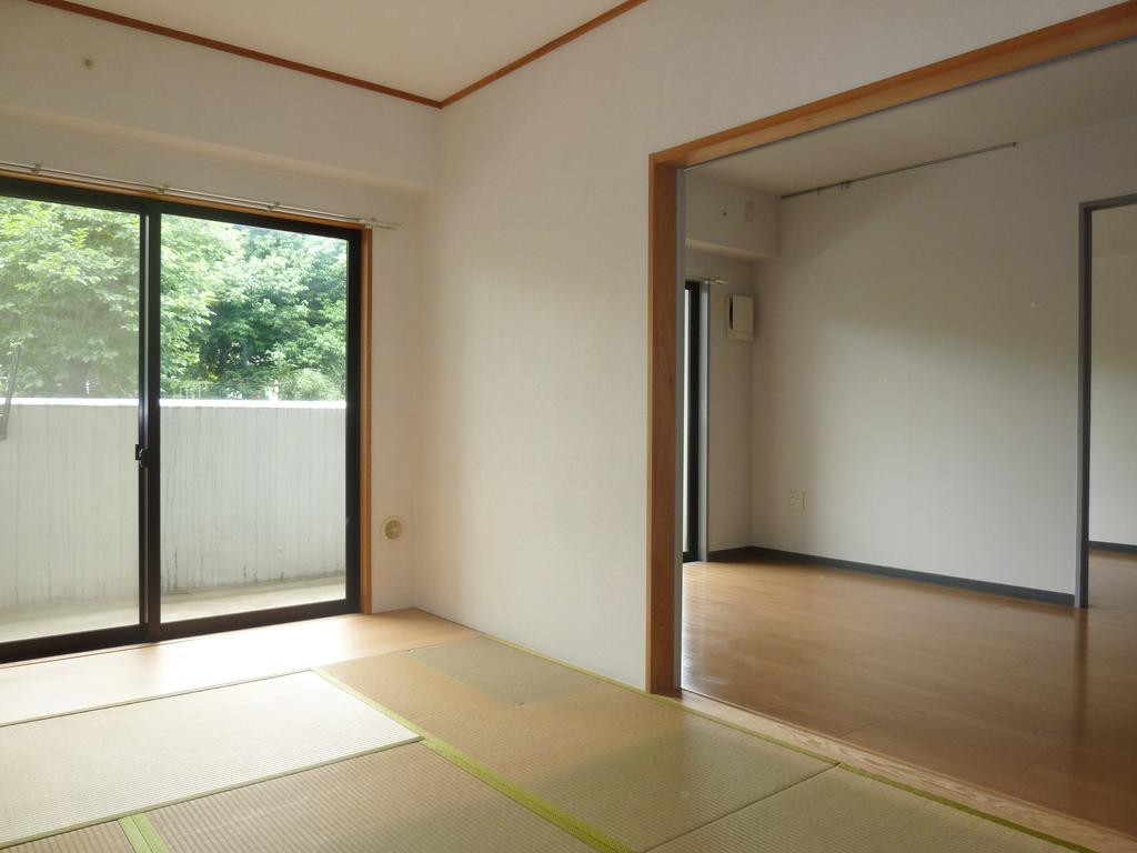Living and room. Japanese-style room 6.0 tatami mats (1)  The same type ・ It will be in a separate dwelling unit photos.