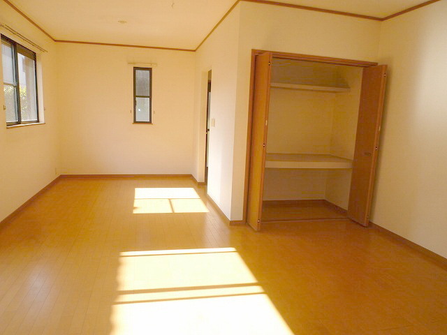 Other room space.  ☆ Bright living room ☆ 