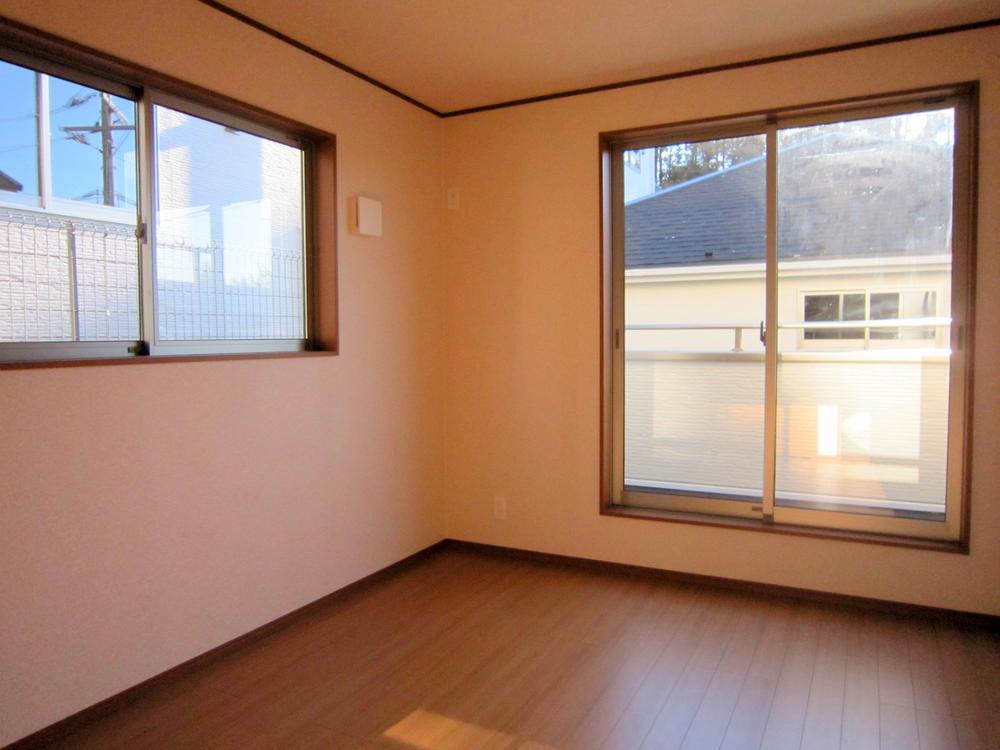 Non-living room. Warmth full of space to feel the touch of the sun