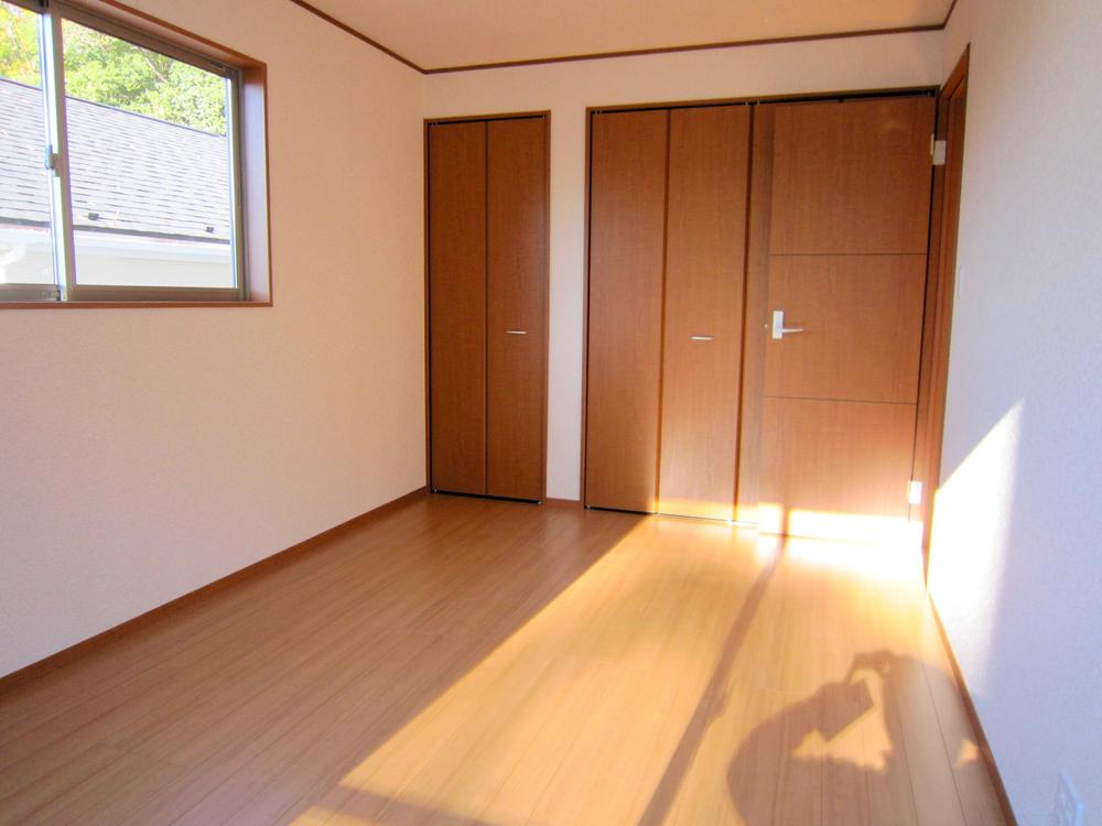 Non-living room. Convenient all room with storage space