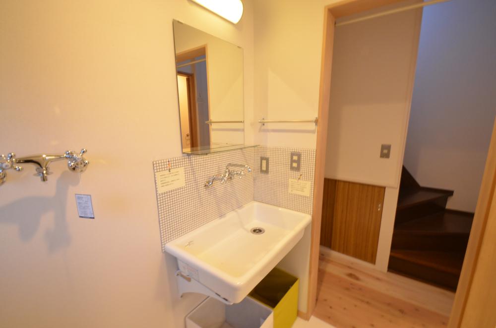 Wash basin, toilet. Indoor (12 May 2013) Shooting