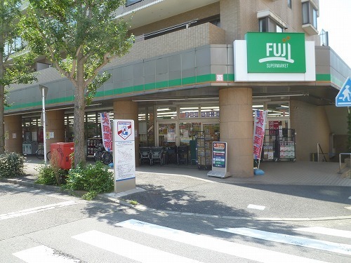 Supermarket. fuji Super Satsukidai to (super) 650m