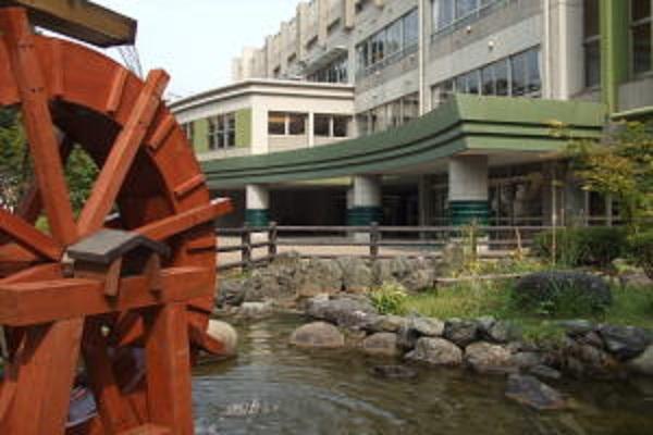 Primary school. Nishiikuta until elementary school 400m