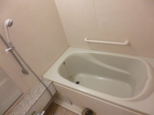 Bath.  ☆ Wide bath is good ☆