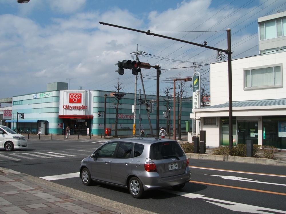 Supermarket. There is a convenience store and bank in 300m same intersection until the Super Olympic