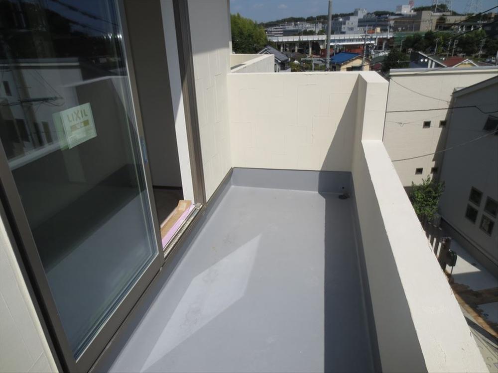 Balcony. Local (August 2013) Shooting South balcony