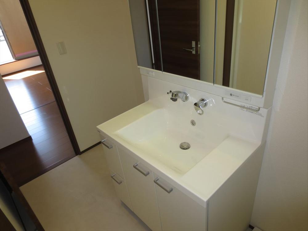 Wash basin, toilet. Indoor (September 2013) Shooting Vanity shower faucet