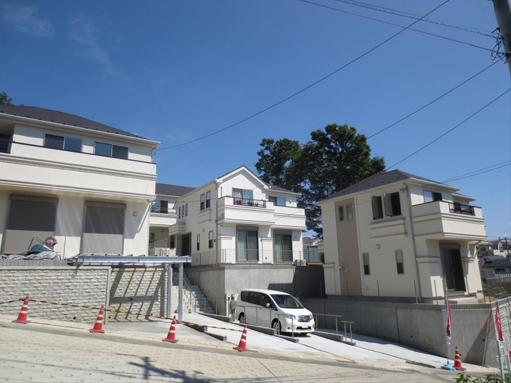 Local appearance photo. Local (September 2013) Shooting "Lagrasse Kasuga field" all four buildings overall picture