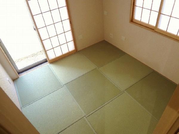 Non-living room. First floor Japanese-style room is a modern heckling DaTami. 