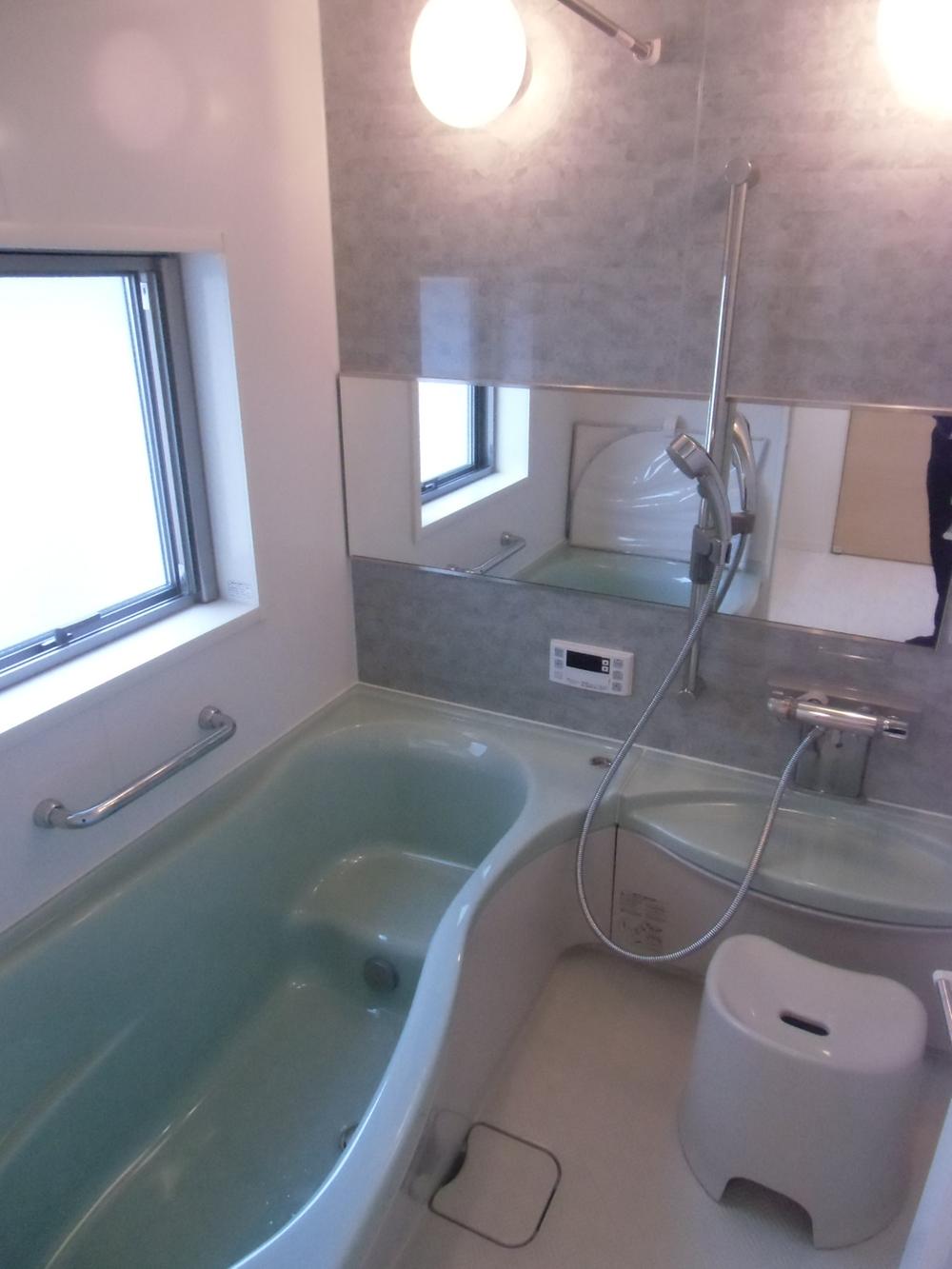 Bathroom. Unit bus of 1 pyeong type spacious! Comfortable bath so we also attached windows and bathroom ventilation dryer!