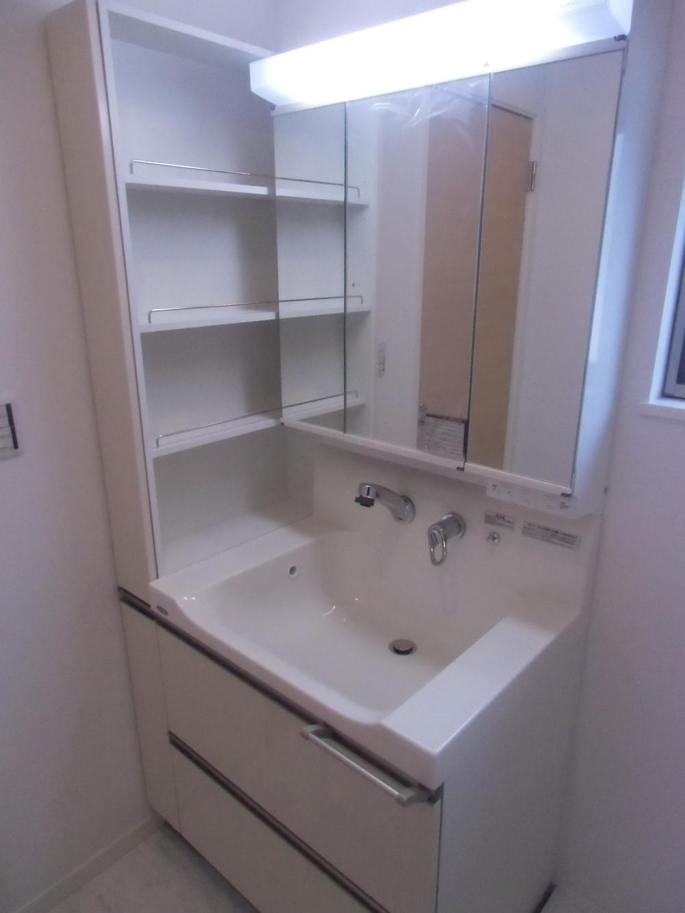 Wash basin, toilet. shelf ・ Vanity with storage!
