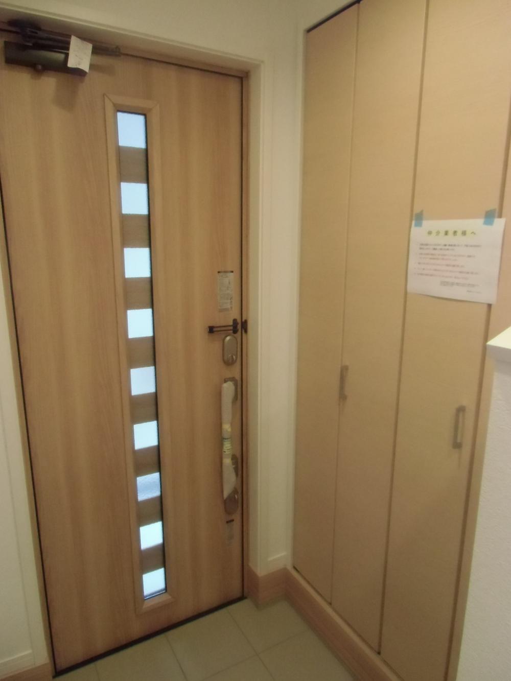 Entrance. Shoes cloak, Installing a larger size thinking usability!