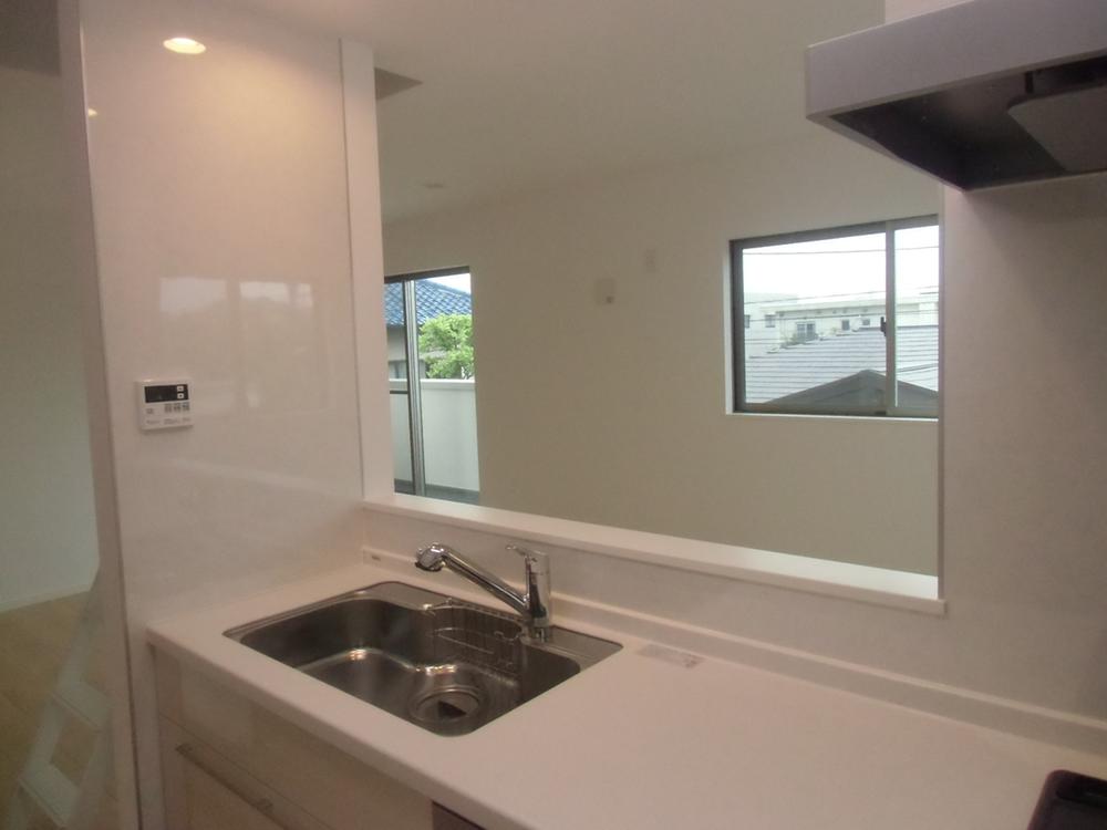 Kitchen. Looking from the kitchen! While cooking, You can talk to suit the family and the eye.