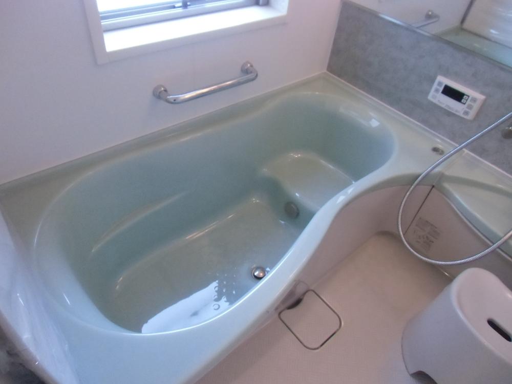Bathroom. Tub, You use the sitz bath type.