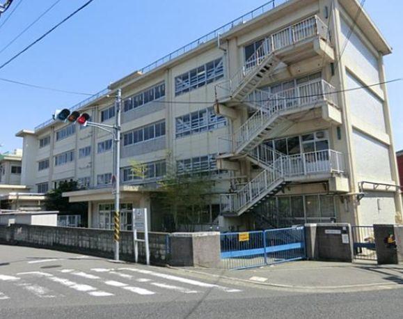 Primary school. 550m south Yuri elementary school to elementary school