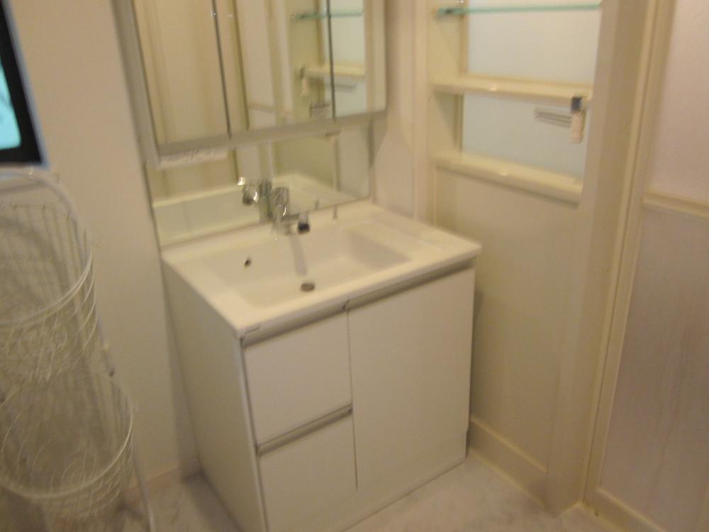 Wash basin, toilet