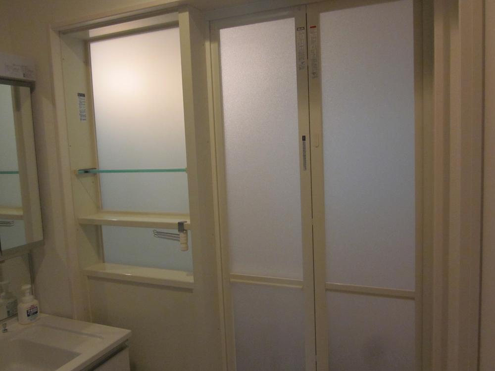 Wash basin, toilet