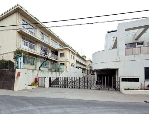 Primary school. 850m to the east, Kakio Elementary School