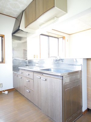 Kitchen. A popular counter kitchen, Dishes while having a conversation with family