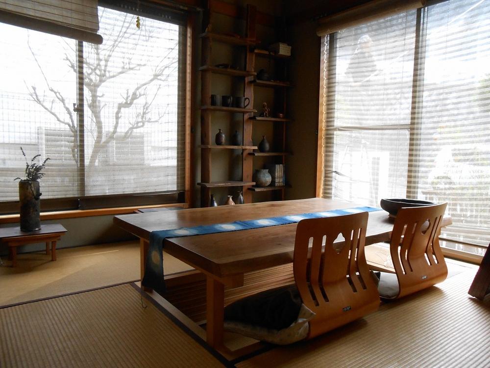 Non-living room. The Japanese-style room facing the living room, Alcove of 1 Pledge of closet and heckling, There is a moat kotatsu. It becomes a bright interval for two-sided lighting. 