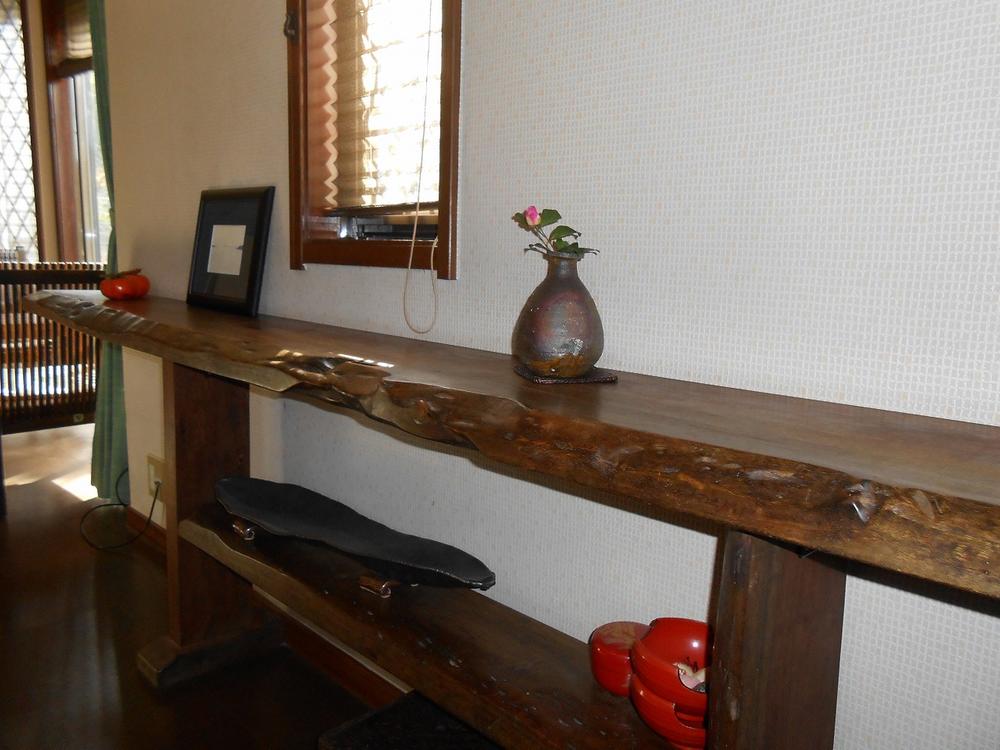 Living. The wall of the living room there is a counter made of handmade natural wood of the seller like. It has been decorated with many little ingenuity.