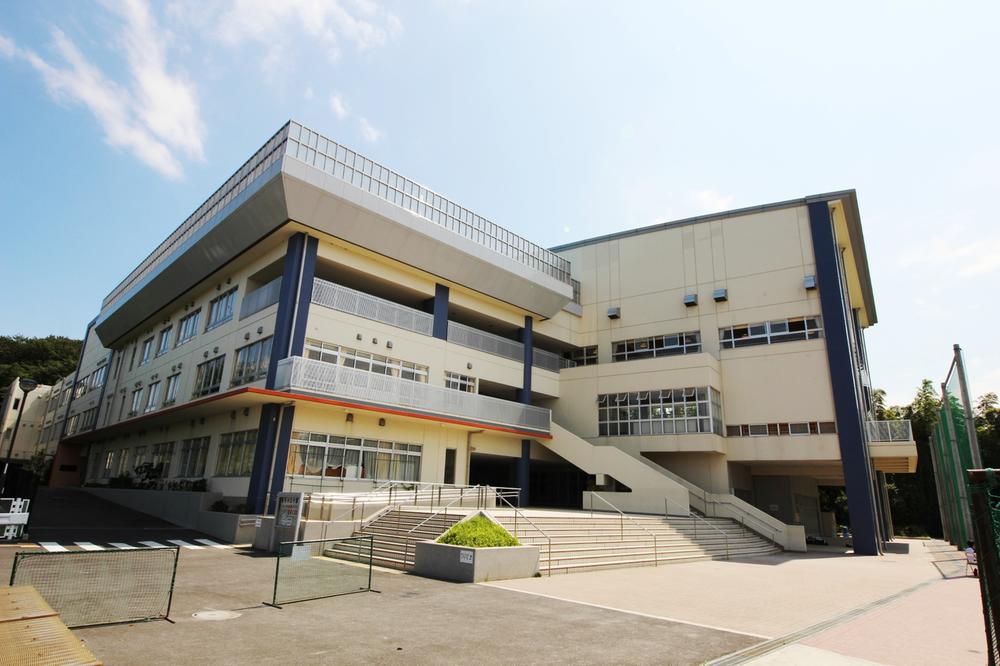 Junior high school. 1911m to the Kawasaki Municipal Kakio junior high school