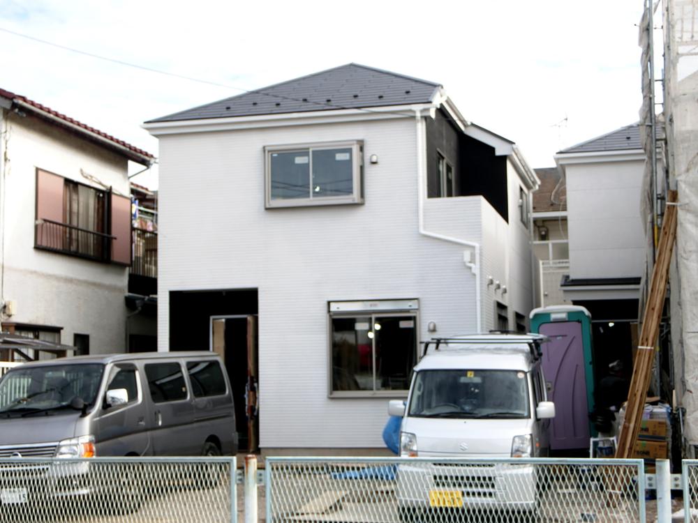 Local appearance photo. Local (12 May 2013) shooting scaffolding was off.