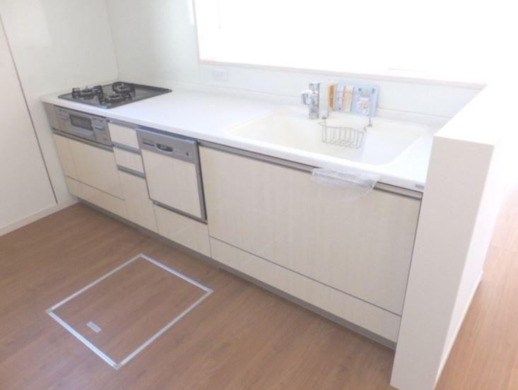 Same specifications photo (kitchen). Same construction company construction cases