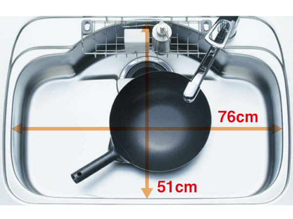 Kitchen.  [Quiet wide sink] The material to reduce the vibrations is mounted on the back side of the sink, Water was small I sound. Furthermore, It is spacious size of the width up to 76cm of about washable a big pot.
