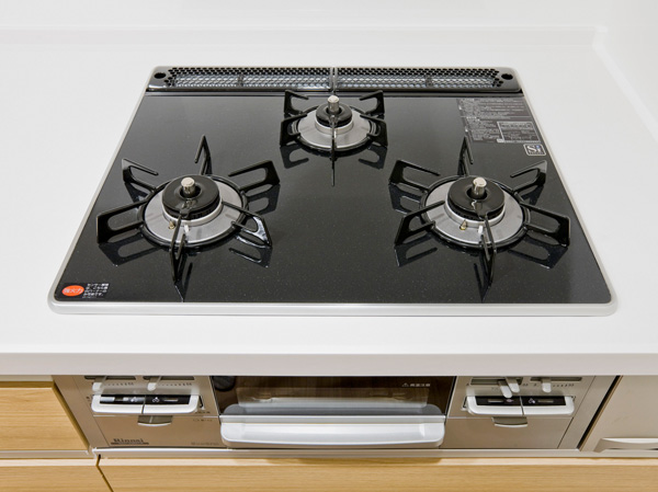 Kitchen.  [Pearl Crystal top 3-burner stove] Double coated with a hard enamel in the color and intensity. Easy dirt falls, Of 3-burner stove is all mouth all sensor types of excellent pearl crystal top in vivid color and impact resistance.