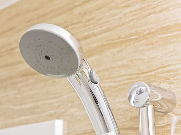 Bathing-wash room.  [Spray shower with switch that can be easily water-saving] In the shower one-touch operation of the hand button in the bathroom, Out stop of the shower can be done easier with one hand. Diligently ON / By OFF, Water-saving effect can be expected.
