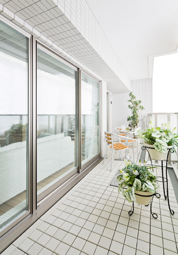 Other.  [balcony] Balcony Komu takes the light and wind to the full extent in the living space is, Full of sense of openness is the outdoor space. It was equipped with an electrical outlet with a ground.