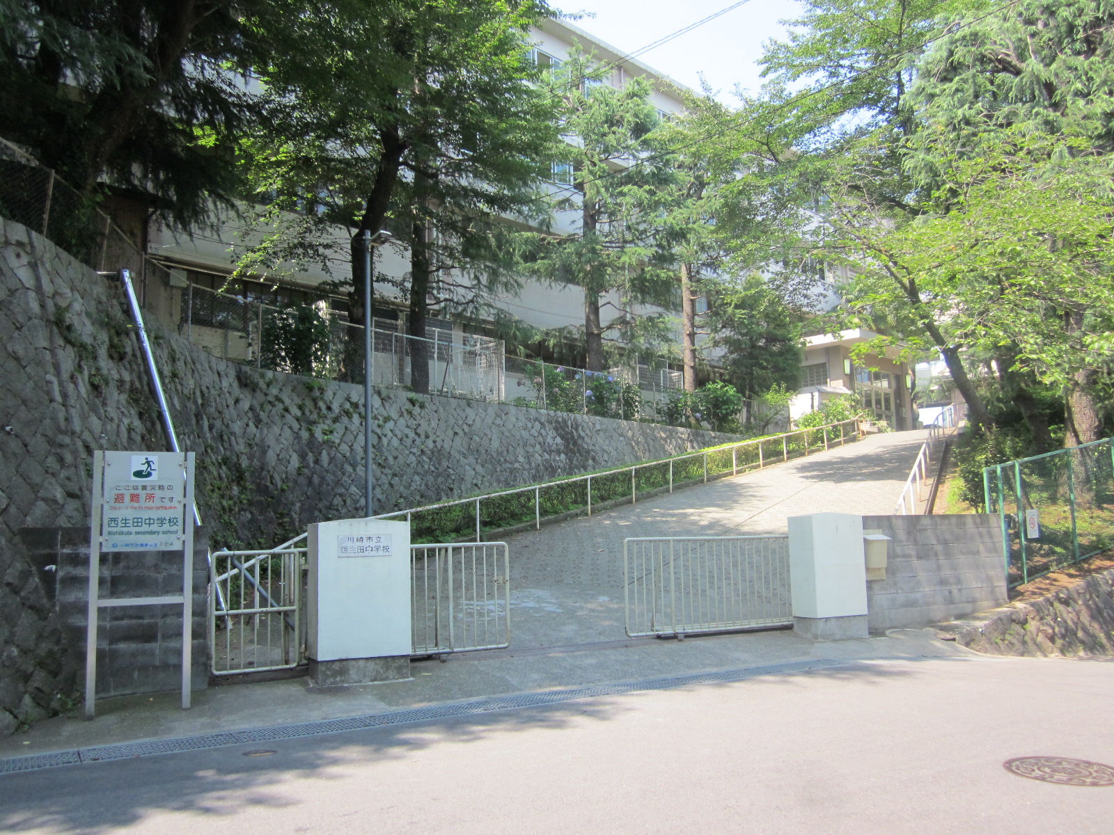 Junior high school. 400m to the Kawasaki Municipal Nishiikuta junior high school (junior high school)