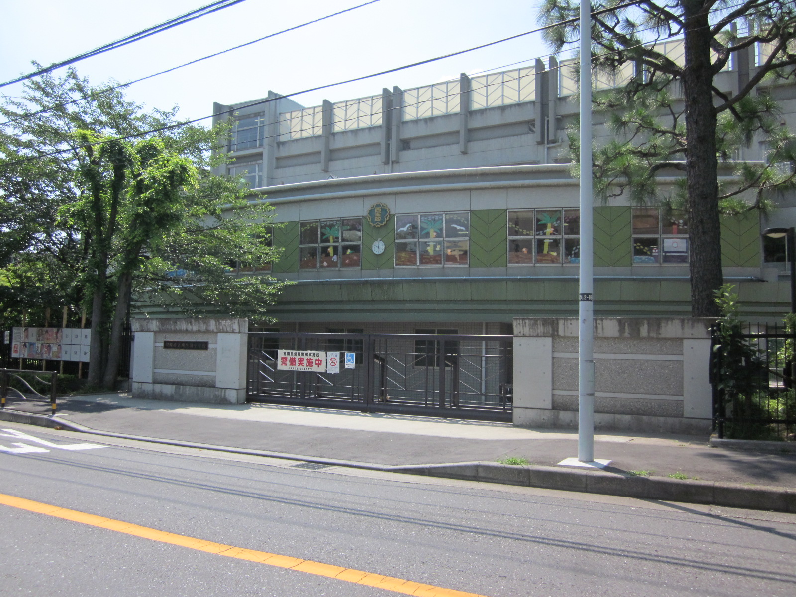 Primary school. 420m to the Kawasaki Municipal Nishiikuta elementary school (elementary school)