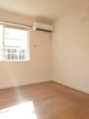 Living and room. There is 1 groups air conditioning ☆ 