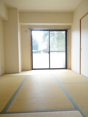 Living and room. Soothing Japanese-style room, It is also ideal for raising children