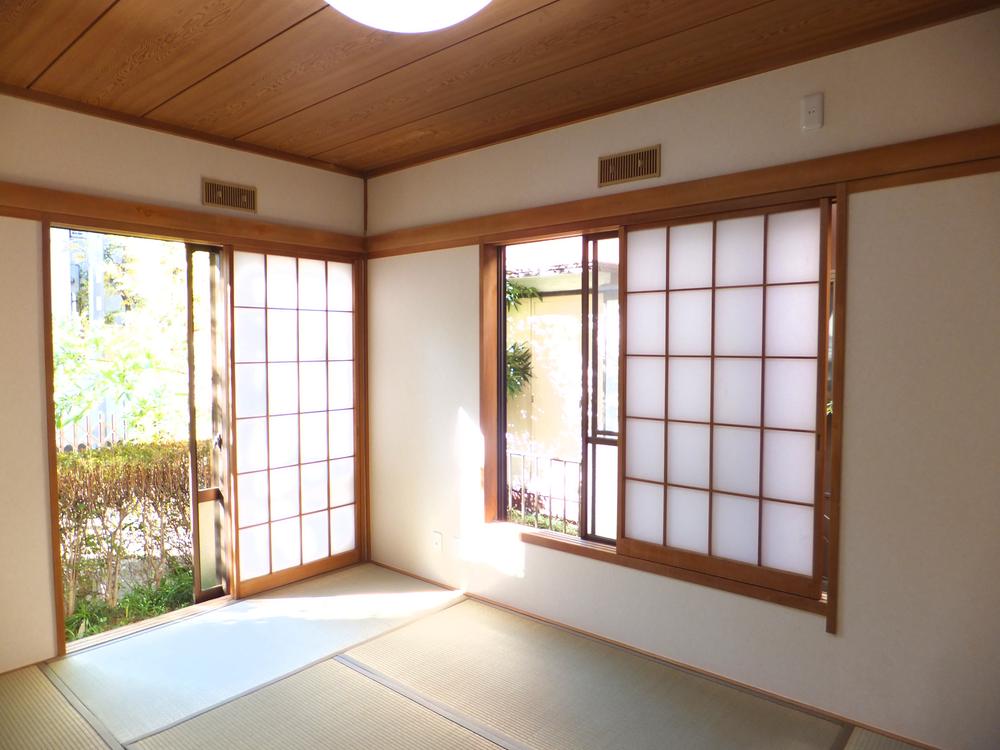 Non-living room. We hope Nantei from Japanese-style. Bright Japanese-style room in the two-sided lighting. 
