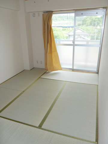 Living and room.  ☆ Japanese-style room to settle ☆