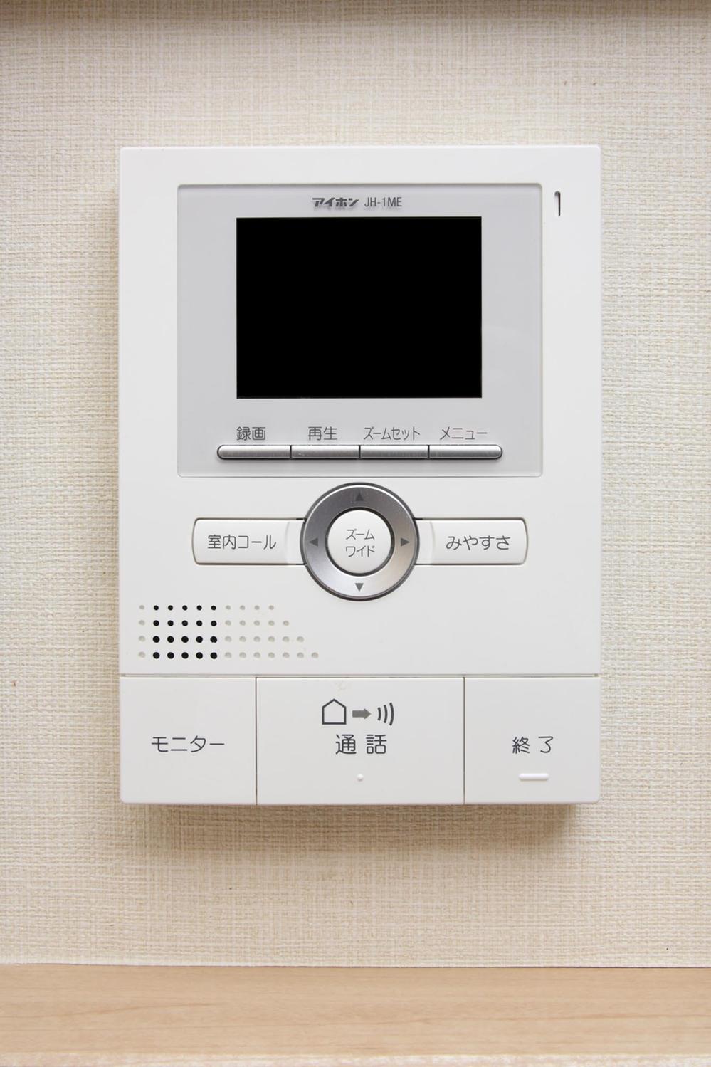 Security equipment. Installing the intercom that you can check in advance to the visitors in the color monitor. You can interact with hands-free, This is useful also comes with video recording function. (Reference photograph)