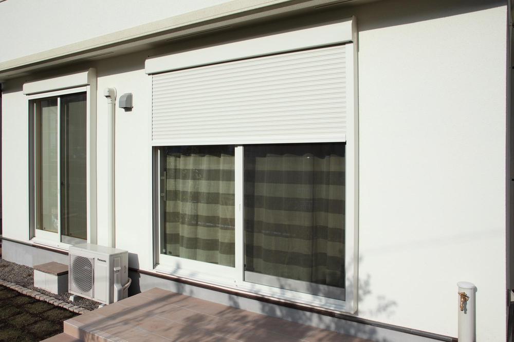 Security equipment. On the first floor of the sweep-out window, Switch can be loading and unloading, Also we established the effective electric shutter to crime prevention. (Reference photograph)