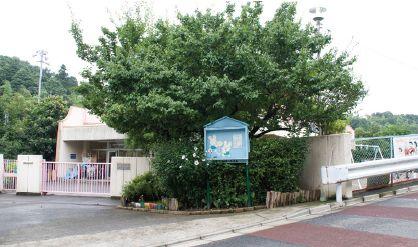 kindergarten ・ Nursery. Taking advantage of the 930m naturally rich environment to swan nursery, While enjoying the change of seasons, Our goal is a healthy body making of kindergarten children grow sensibility.