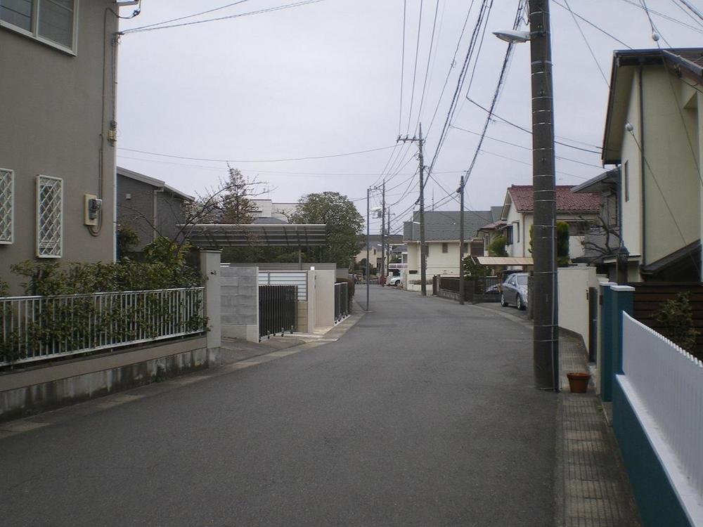 Local appearance photo. Local (February 2013) Shooting. It is a quiet residential area in the road width about 6m.