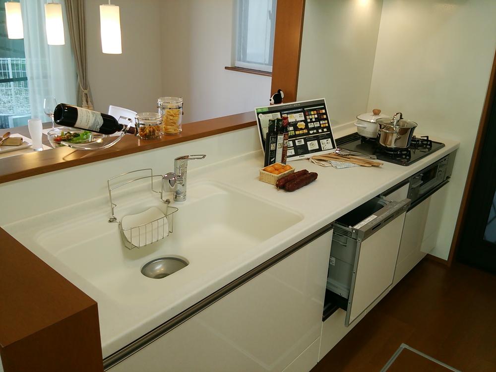 Kitchen. Also it comes with, such as dishwasher and integrated water purifier. Since the face-to-face kitchen type of, Dishes while chatting with your family and friends!