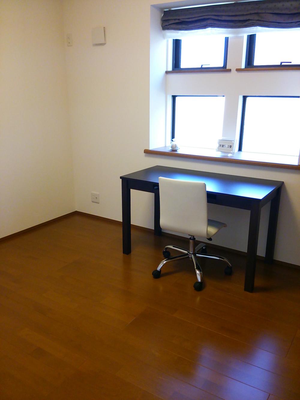 Non-living room. Western style room! Available as a multi-purpose space such as a den or child room.