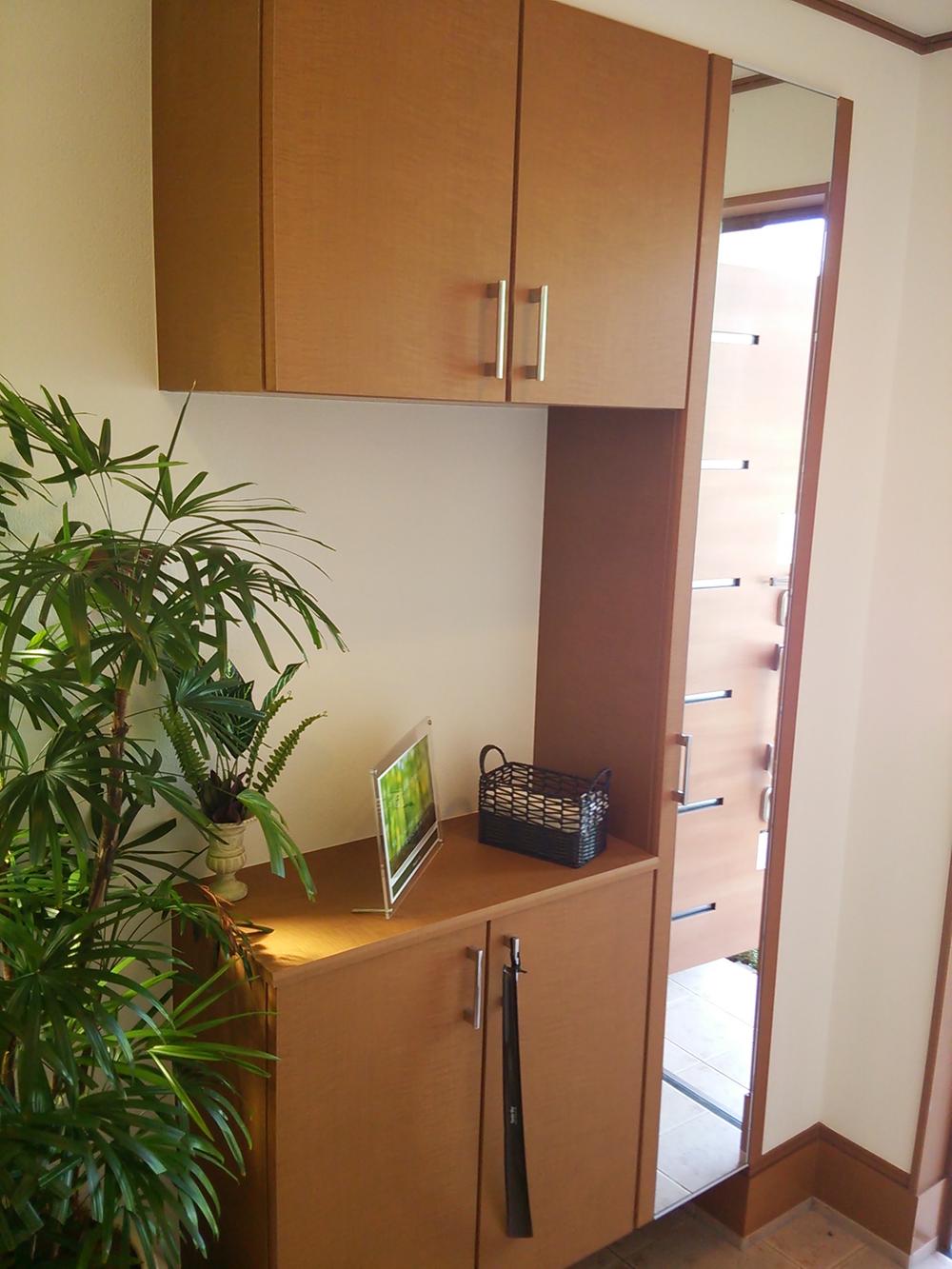 Entrance. Enhancement also shoes cloak, Also installed there and convenient mirror! Since using the L-shaped type, More atmosphere comes out and put photos and pictures.