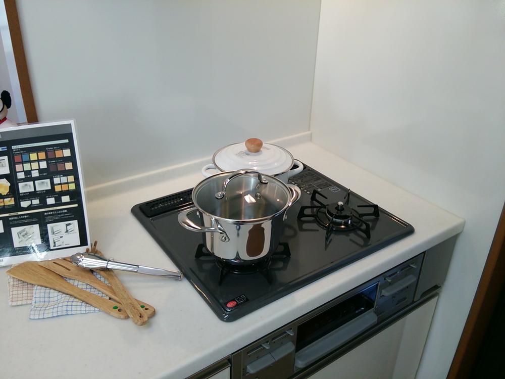 Local appearance photo. Your easy-to-clean three-necked stove!