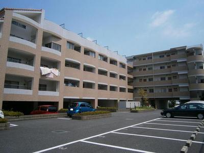 Building appearance. Daiwa House construction designer apartment / Tamasen Odakyu "Spring
