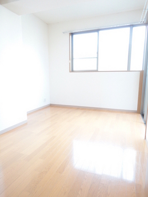 Living and room. Optimal size is to live alone, Enough space be placed bet