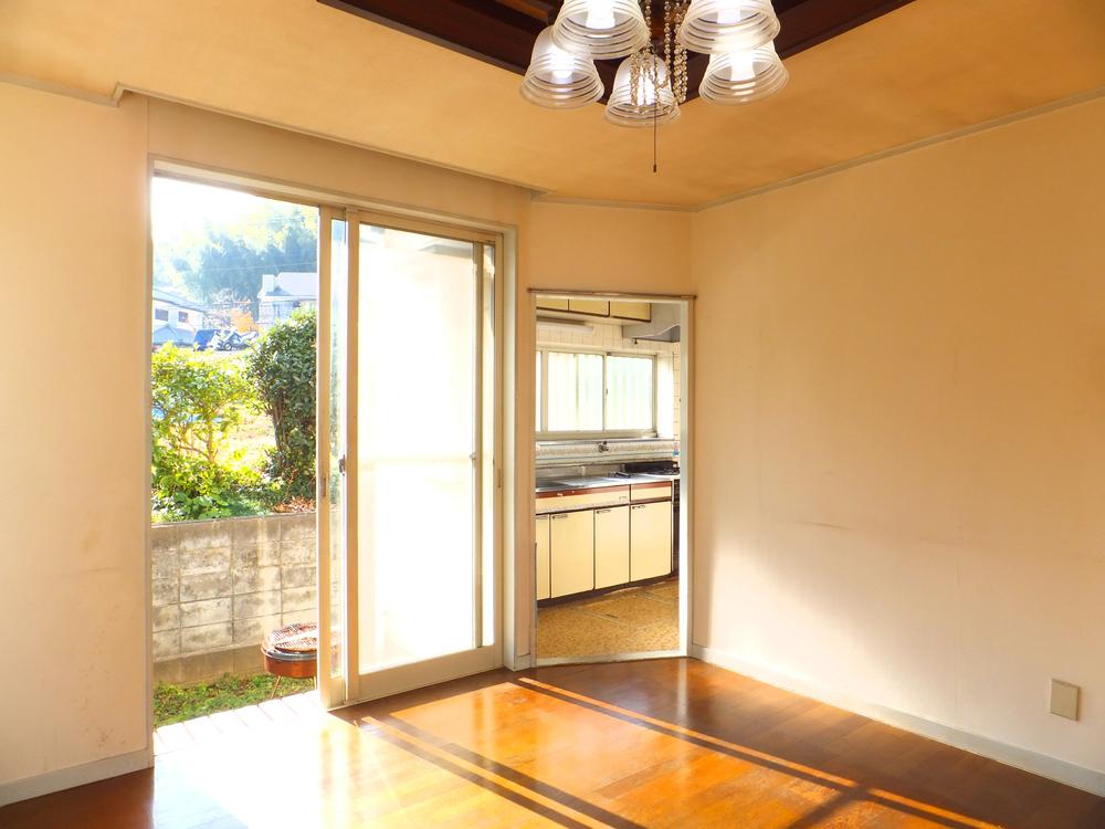 Living. Overlooking the south side of the bright garden from the living room. It shines bright sunshine.