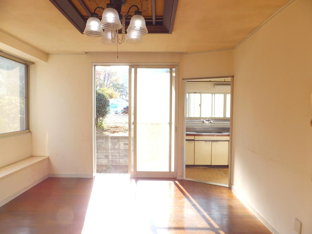 Living. Overlooking the south side of the bright garden from the living room. It shines bright sunshine.